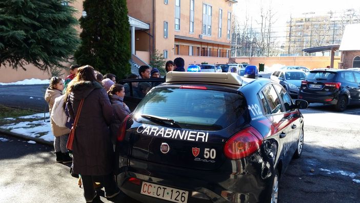A scuola di legalità: bambini della primaria di corso Soleri in visita alla caserma Gonzaga dei carabinieri A scuola di legalità: bambini della primaria di corso Soleri in visita alla caserma Gonzaga dei carabinieri