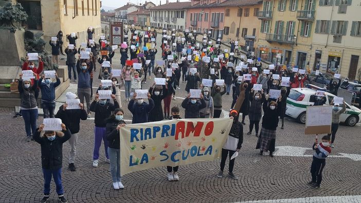 Anche a Bra genitori e ragazzi in piazza contro la didattica a distanza [VIDEO]