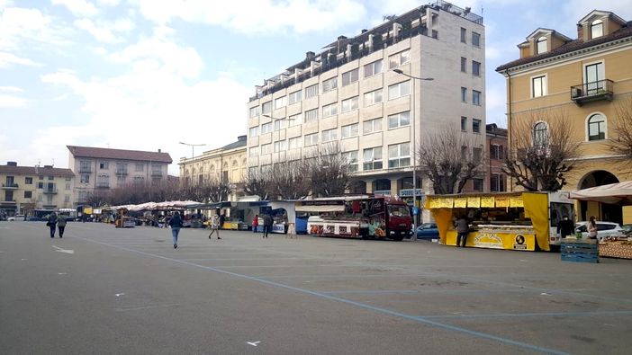 Pochi banchi e avventori ieri al mercato di piazza Carlo Alberto a Bra