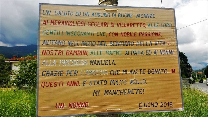 Il cartello affisso di fronte alla scuola di Villaretto, a Bagnolo Piemonte