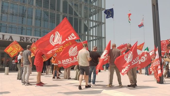 Giorgio Airaudo, segretario generale di Cgil Piemonte, consegna gli esposti al governatore Cirio