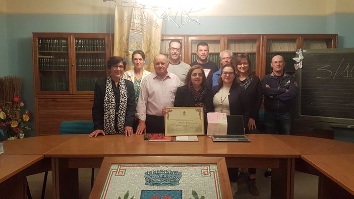 Foto la festeggiata con i consiglieri comunali e con i dipendenti