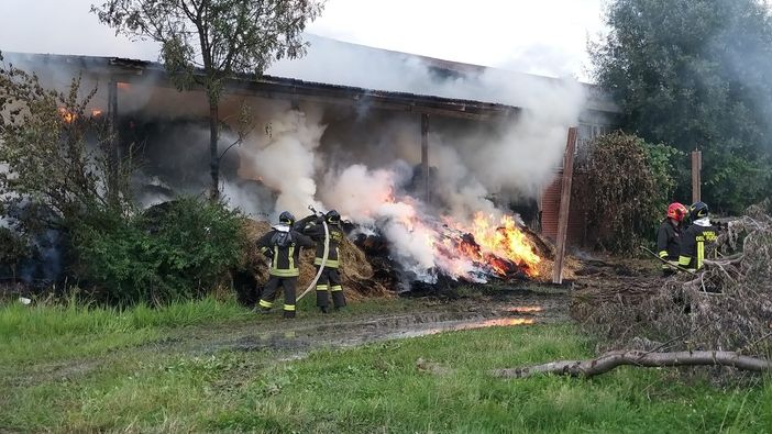 Le operazioni di spegnimento del rogo a Cardè