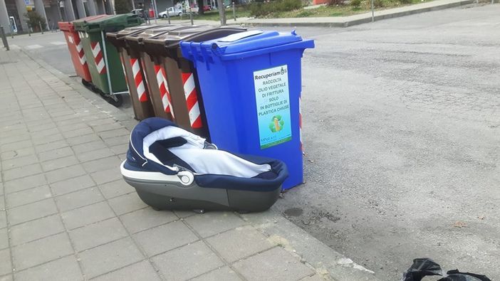 Carrozzina abbandonata accanto ai cassonetti di Fossano: oltre l’inciviltà, il disprezzo per le basi dell’economia circolare