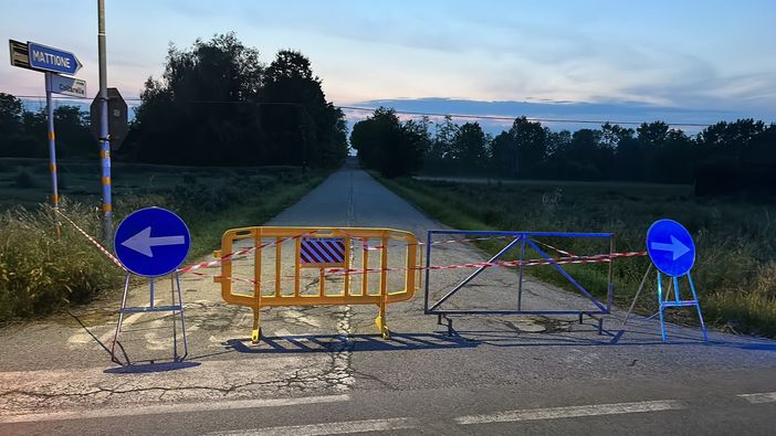 Il Mellea ingrossato erode parte della della sponda, chiusa strada Collarelle a Levaldigi