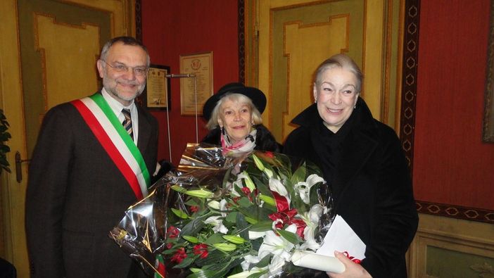 Al centro la signora De Marchi con accanto la figlia Svetlana