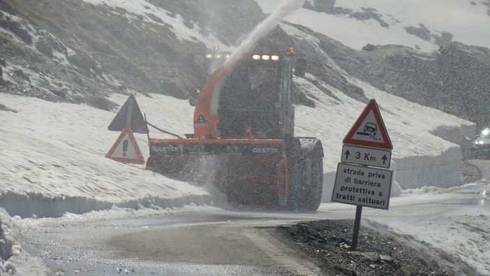 Le operazioni di pulizia del Colle dell'Agnello, in un'immagine di repertorio Le operazioni di pulizia del Colle dell'Agnello, in un'immagine di repertorio