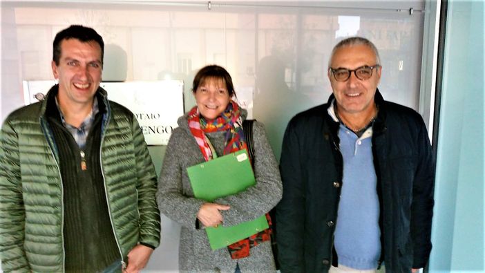 Foto di rito per i vertici della cooperativa "La Nocciolaia"