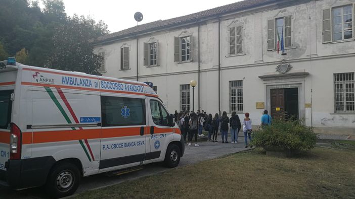 Ceva: i volontari della Croce Bianca a rilevare la temperatura all'ingresso del "Baruffi" Ceva: i volontari della Croce Bianca a rilevare la temperatura all'ingresso del "Baruffi"