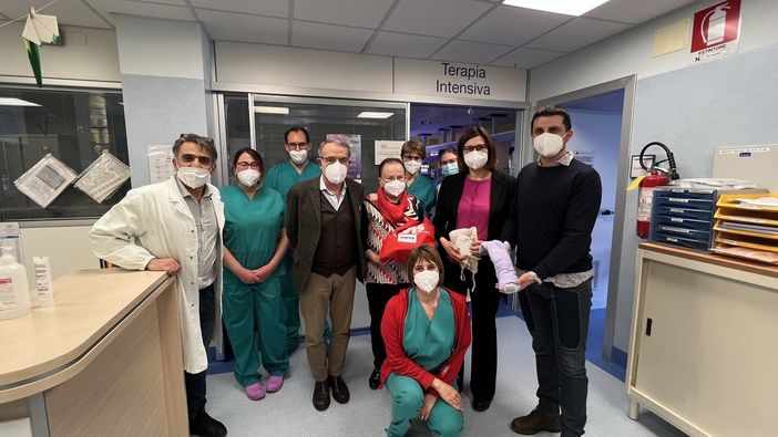 Donati dall’Avis di Centallo guanti speciali per abbracciare i bimbi della terapia intensiva neonatale