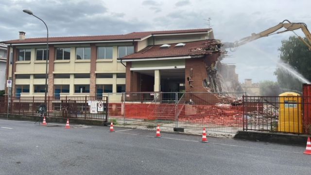 Sono iniziati i lavori di abbattimento della scuola Oltremaira
