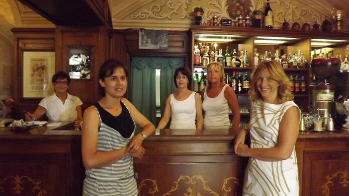 Elena Boetti e Roberta Eandi dell'Afma ad un precedente Alzheimer cafè. Elena Boetti e Roberta Eandi dell'Afma ad un precedente Alzheimer cafè.