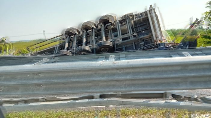 Il mezzo pesante rovesciato lungo lo svincolo della tangenziale fossanese