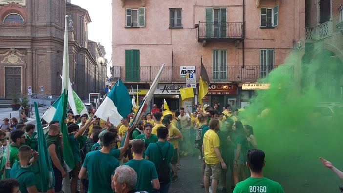 La tifoseria di Sant'Antonio prima del palio
