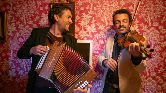 Cuneo, Filippo Gambetta e Sergio Caputo animano le Periferie danzanti al Donatello Folk fest