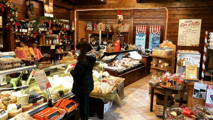 Un regalo di Natale goloso ed inimitabile? Un cestino di prodotti della “Formaggeria Valform” Un regalo di Natale goloso ed inimitabile? Un cestino di prodotti della “Formaggeria Valform”