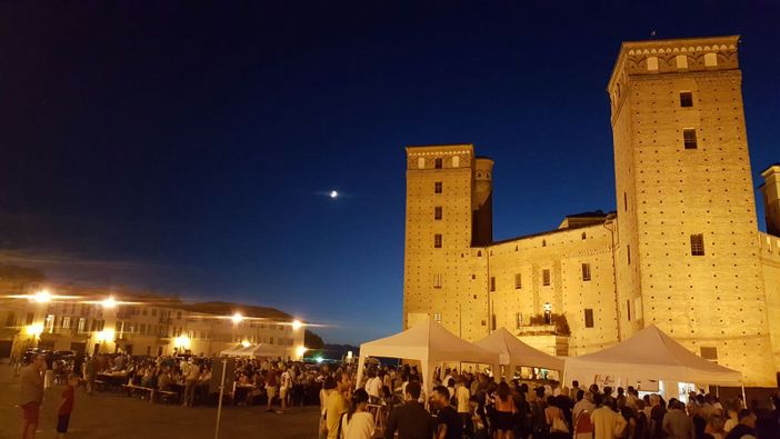 Oltre 1300 persone in piazza Castello a Fossano per Amatrice: un successo la serata solidale Oltre 1300 persone in piazza Castello a Fossano per Amatrice: un successo la serata solidale