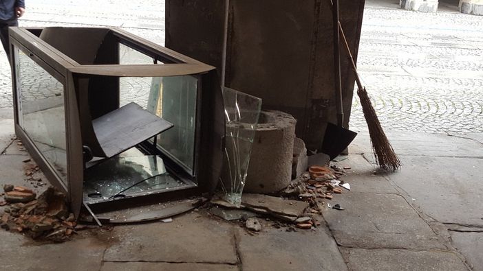 Rocambolesco incidente nella notte fossanese: auto abbatte una vetrina e finisce sotto i portici Rocambolesco incidente nella notte fossanese: auto abbatte una vetrina e finisce sotto i portici