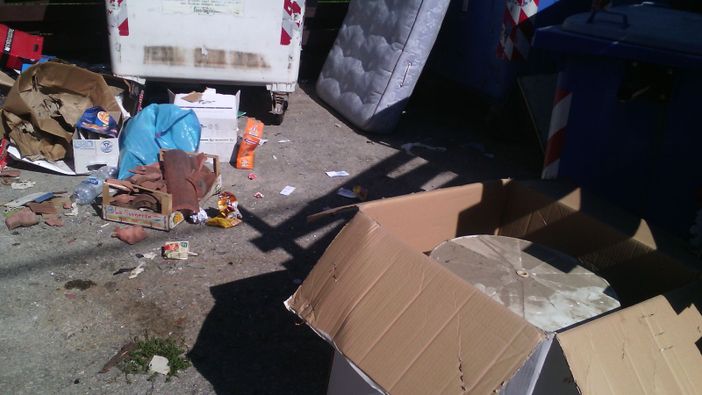 "Sempre più rifiuti sulle strade di Peveragno, non c'è limite alla maleducazione"