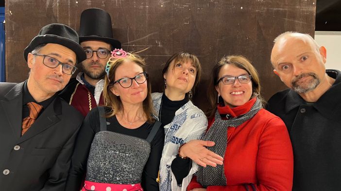 La Compagnia teatrale “Gli Improbabili”, da sinistra: Marco Damilano, Michele Ottenga, Laura Andreis, Federica Eandi, Nadia Gazzera e Maurizio Cometto