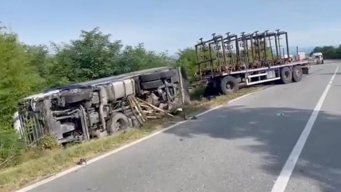 Il mezzo pesante rovesciatosi dopo l'incidente