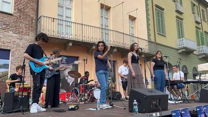 Al Alba “Stone and roses”, concerto del Jumble Music Lab nel Cortile della Maddalena Al Alba “Stone and roses”, concerto del Jumble Music Lab nel Cortile della Maddalena