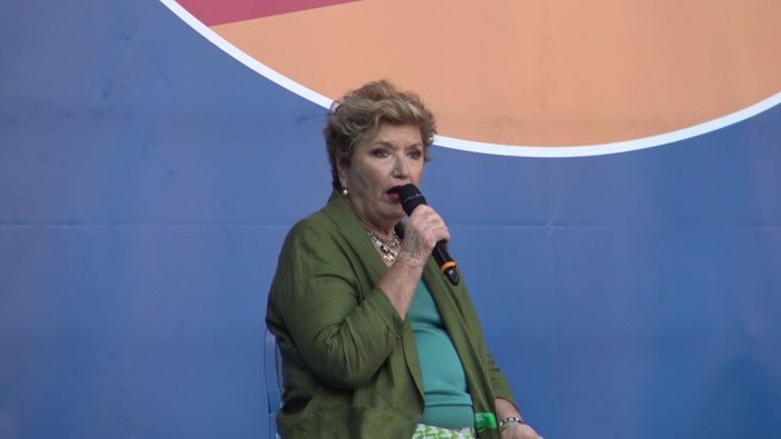 Mara Maionchi sul palco del Festival della TV di Dogliani