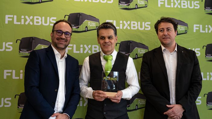 Saluzzo, l'autista Maurizio Severino premiato a «FlixStars Day» per il record di chilometri percorsi Saluzzo, l'autista Maurizio Severino premiato a «FlixStars Day» per il record di chilometri percorsi