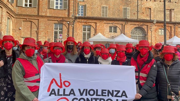 A Mondovì la marcia dei cappellini rossi contro la violenza sulle donne  [FOTO E VIDEO]