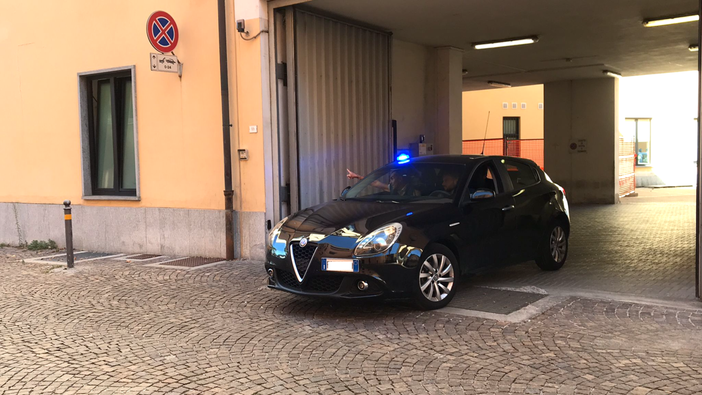 Auto della Squadra Mobile a sirene spiegate in Questura: fermato presunto stupratore del parco fluviale di Cuneo [VIDEO]