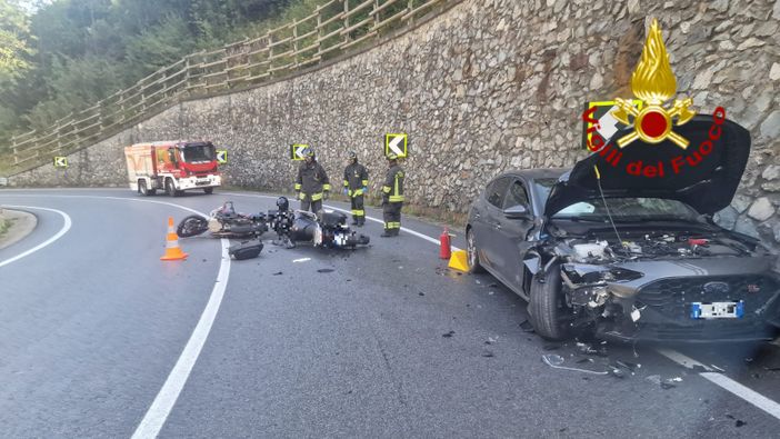 Due motociclisti feriti in un incidente sulla  Statale 21 a Pietraporzio