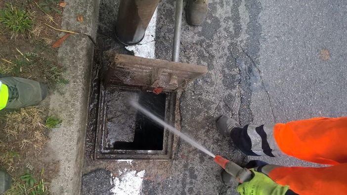Alba, oggi la pulizia dei tombini in corso Langhe Alba, oggi la pulizia dei tombini in corso Langhe