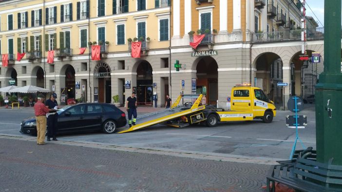 Cuneo, Illuminata: sgomberati i parcheggi di piazza Galimberti a qualche ora dalla prima accensione