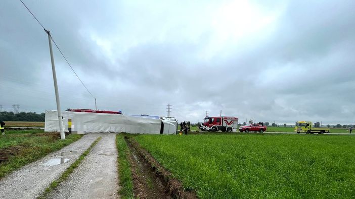 Mezzo pesante si ribalta sulla provinciale 43 a Sant'Albano Stura Mezzo pesante si ribalta sulla provinciale 43 a Sant'Albano Stura