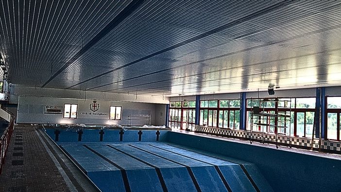 L'interno della piscina comunale