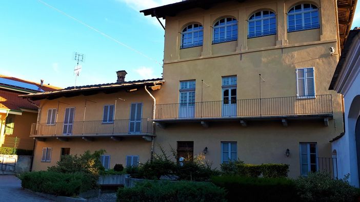 L'edificio che ospita Associazioni e sala consiliare, che da domenica sarà intitolato al "vicario" don Renato Stecca