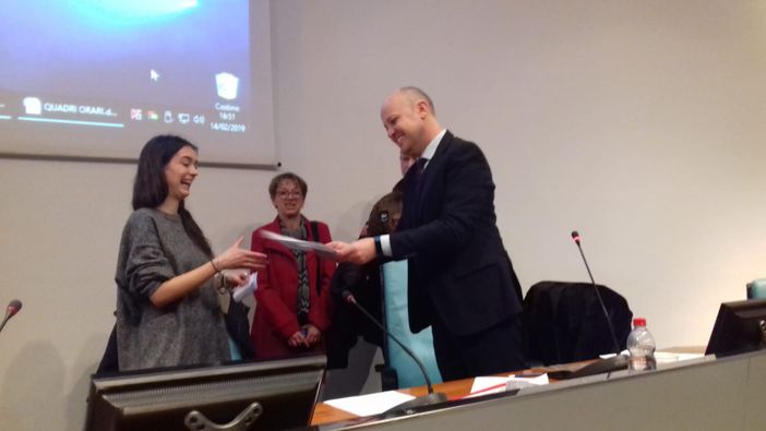 Cuneo: il "Grandis" premia Silvia Troian per il 100 e lode alla Maturità Cuneo: il "Grandis" premia Silvia Troian per il 100 e lode alla Maturità