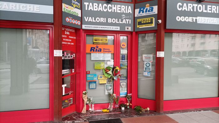 I mazzi di fiori lasciati da conoscenti fuori dalla tabaccheria gestita dal 28enne canellese I mazzi di fiori lasciati da conoscenti fuori dalla tabaccheria gestita dal 28enne canellese
