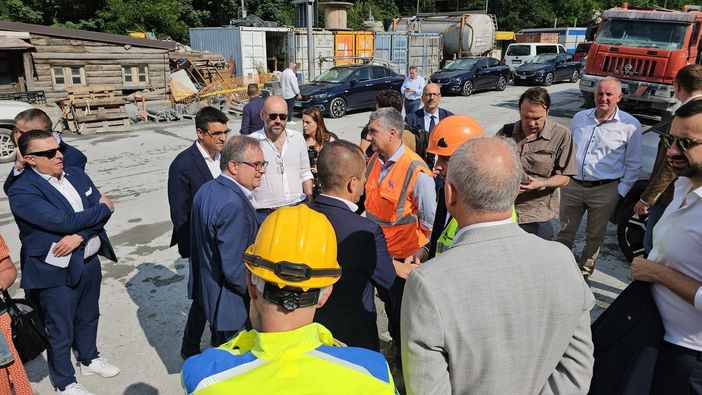 La riunione davanti all'imbocco della galleria di lunedì 5 agosto La riunione davanti all'imbocco della galleria di lunedì 5 agosto