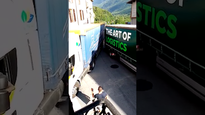 Due tir incastrati a Demonte