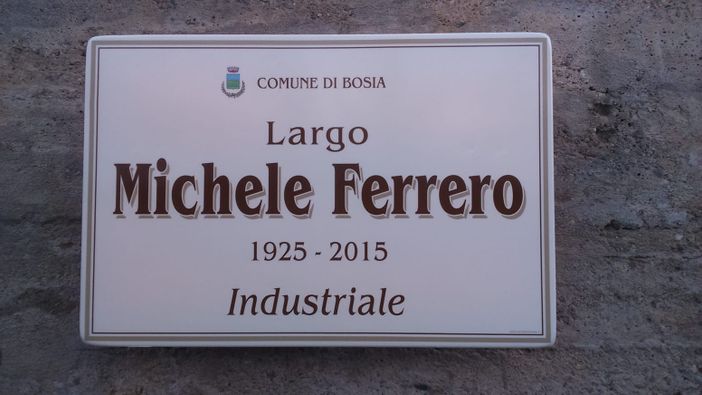 La targa di Largo Michele Ferrero, la piazza dedicata dal comune di Bosia all'imprenditore albese