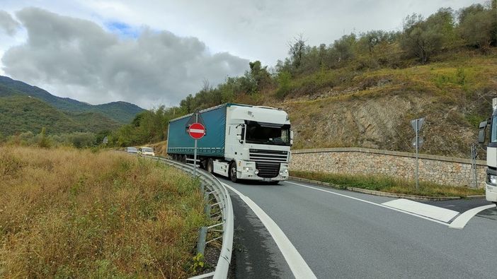 Un Tir sulla trafficatissima SS28