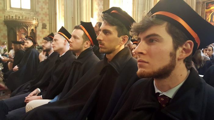 Allievi in tocco e tabarro per la festa di laurea all'Università di Scienze Gastronomiche
