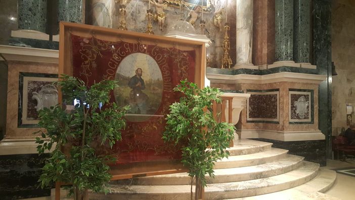 In foto il vessillo della Società di Sant’Isidoro di Bra, conservato nel Santuario della Madonna dei Fiori