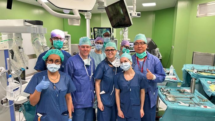 Il dottor Koh, colleghi di Verduno Pabon e Paganelli e il team che ha preso parte all'intervento