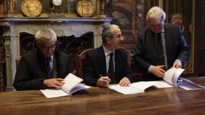 La firma dell'accordo di Programma tra il sindaco di Viola Gian Carlo Rossi e l'Assessore alla montagna Alberto Valmaggia