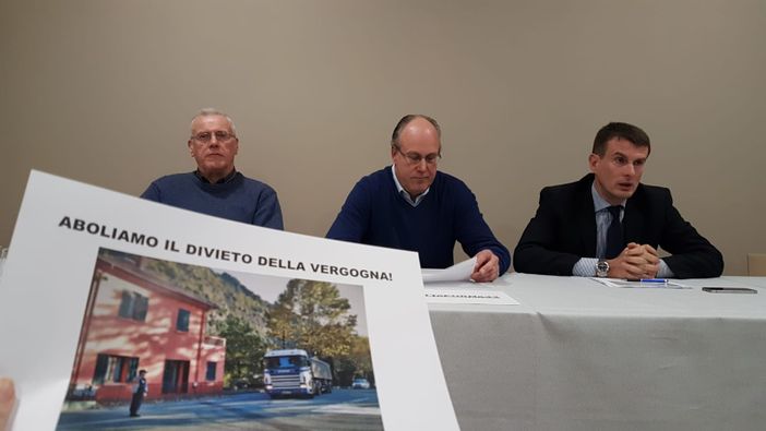 "Aboliamo il divieto della vergogna": venerdi 28 dicembre operazione tir-lumaca in Val Roya (VIDEO) "Aboliamo il divieto della vergogna": venerdi 28 dicembre operazione tir-lumaca in Val Roya (VIDEO)