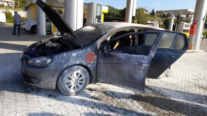 Autovettura prende fuoco mentre fa rifornimento al distributore Agip di Vezza d'Alba Autovettura prende fuoco mentre fa rifornimento al distributore Agip di Vezza d'Alba