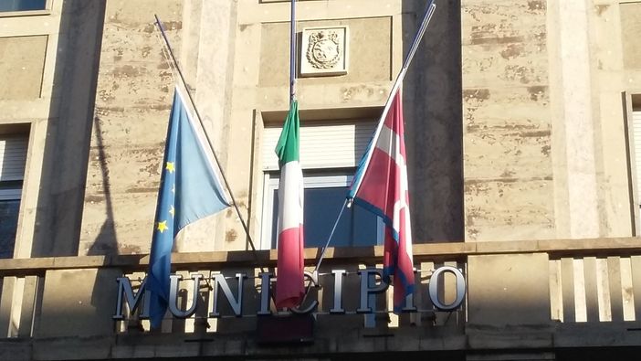 Bandiere a mezz'asta e un minuto di raccoglimento a Verzuolo per le vittime di Parigi