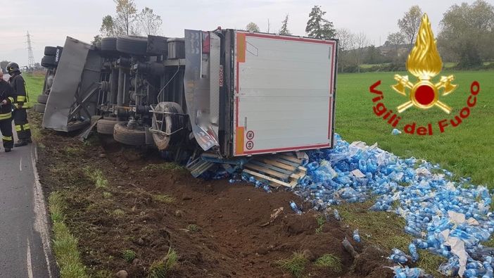 Camion carico di bottiglie d'acqua esce di strada a Magliano Alpi: nessun ferito